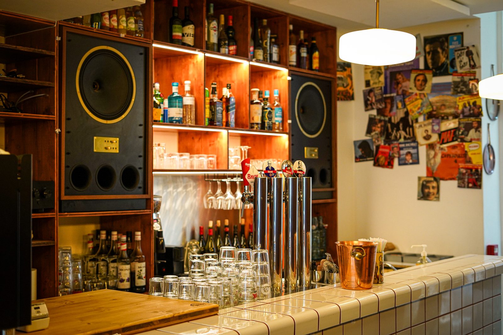 Bar de Georgette avec enceintes vintage et bières pression du Nord