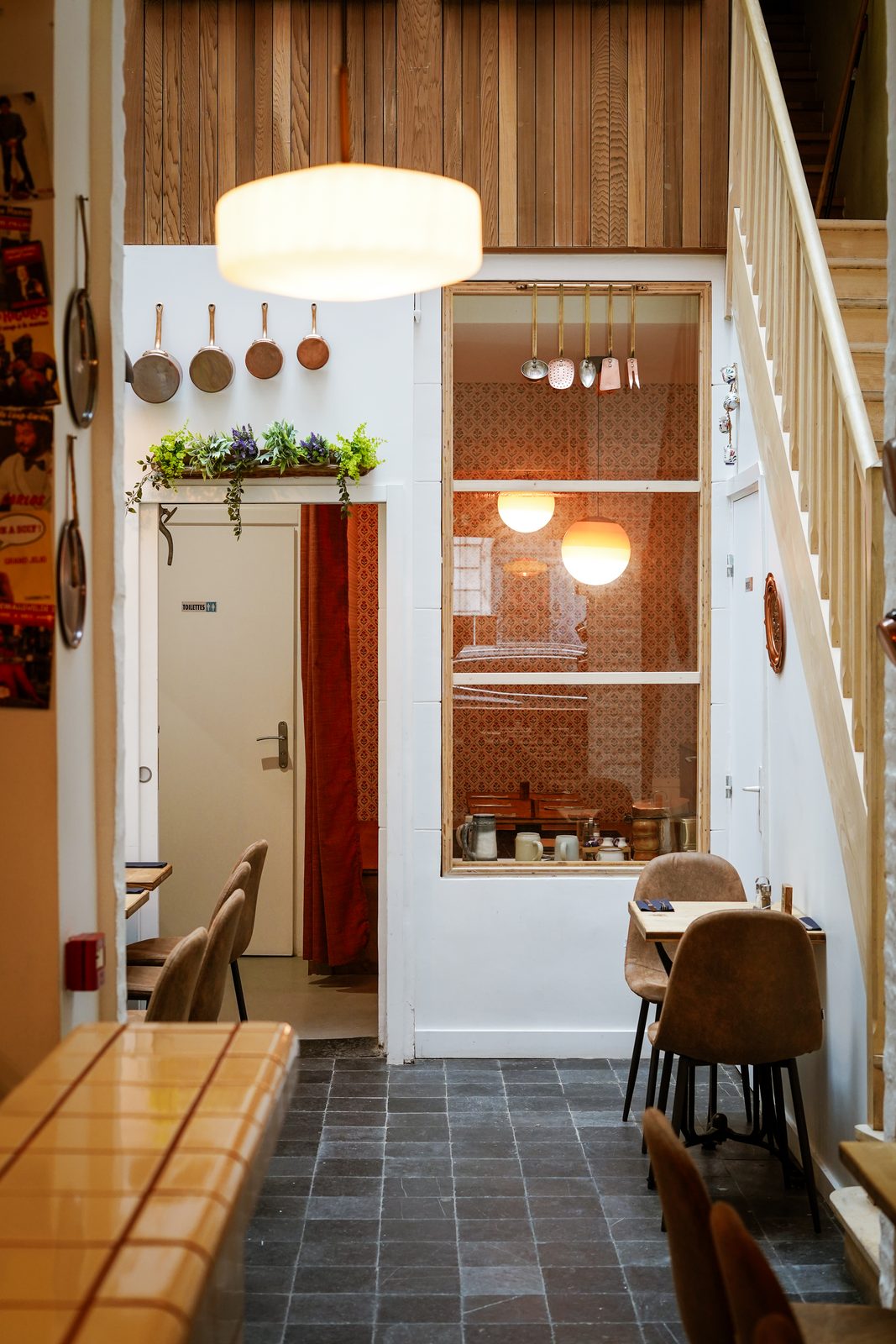 Décor estaminet Georgette, escalier et cuisine ouverte