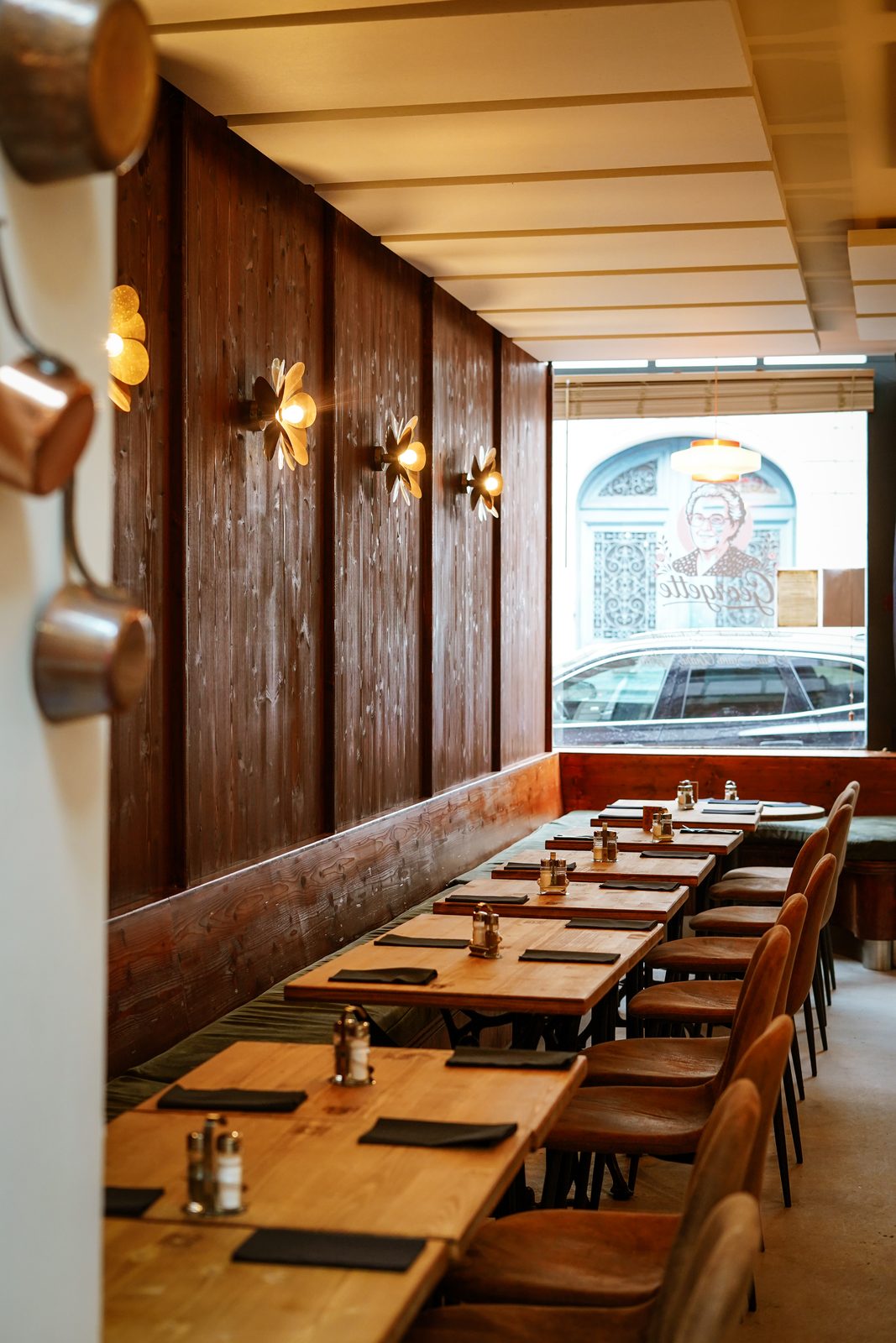 Salle du restaurant Georgette, murs en bois, lampes fleurs